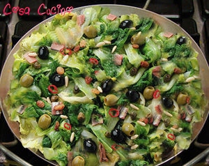 pizza con scarola, uvetta e pinoli