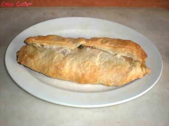 rotolo di pasta sfoglia con cotto e funghi