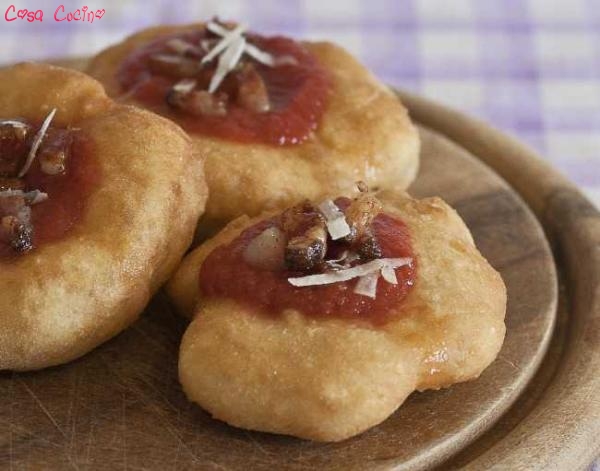 pizzette fritte con sugo all'amatriciana