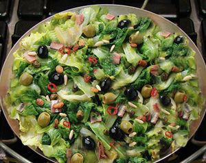 pizza con scarola, uvetta e pinoli